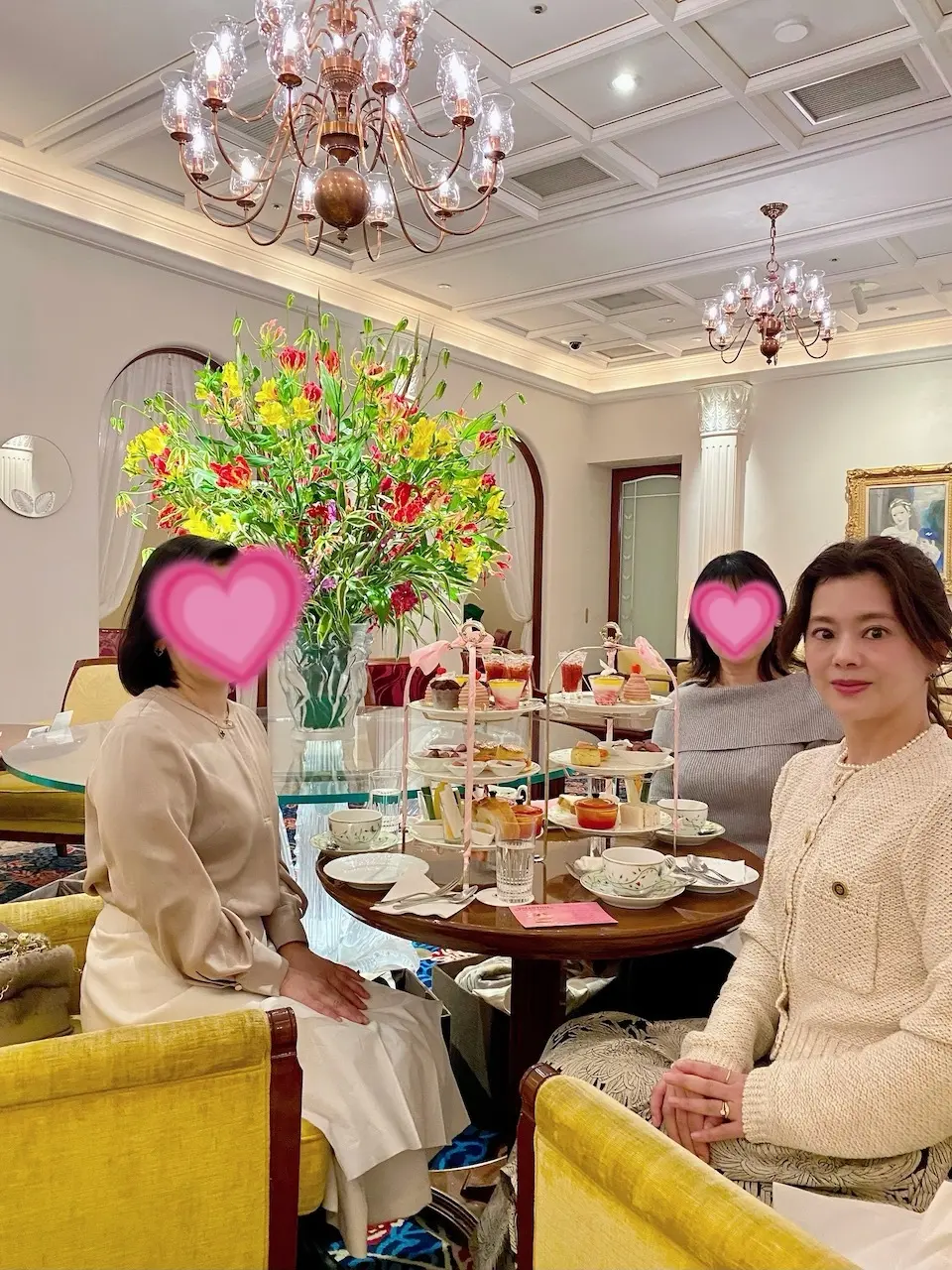 銀座クリスタルカフェのフロアでアフタヌーンティーを楽しむ3人の女性の写真