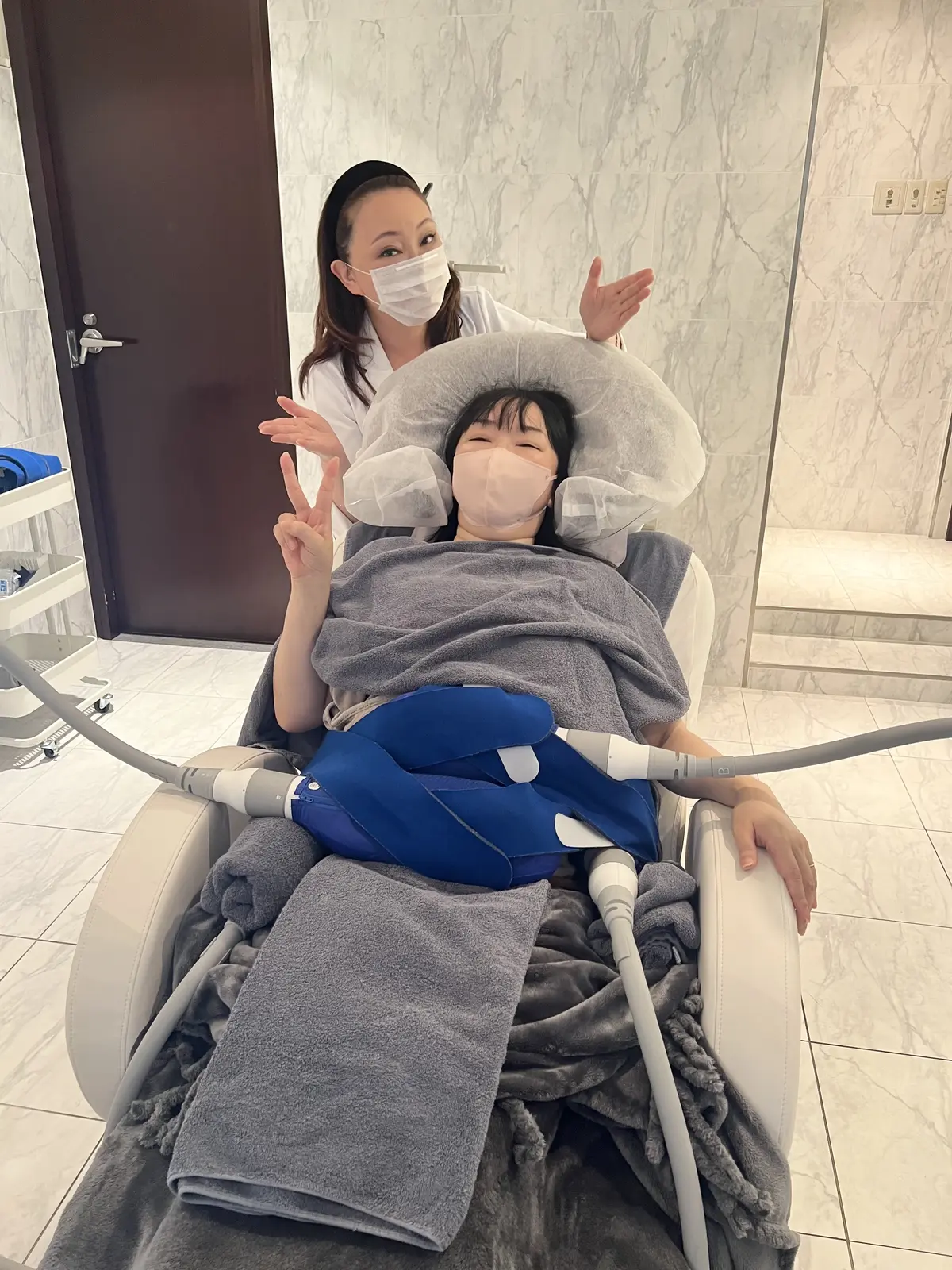 クールスカルプティング エリート　施術中　片桐衣理先生と