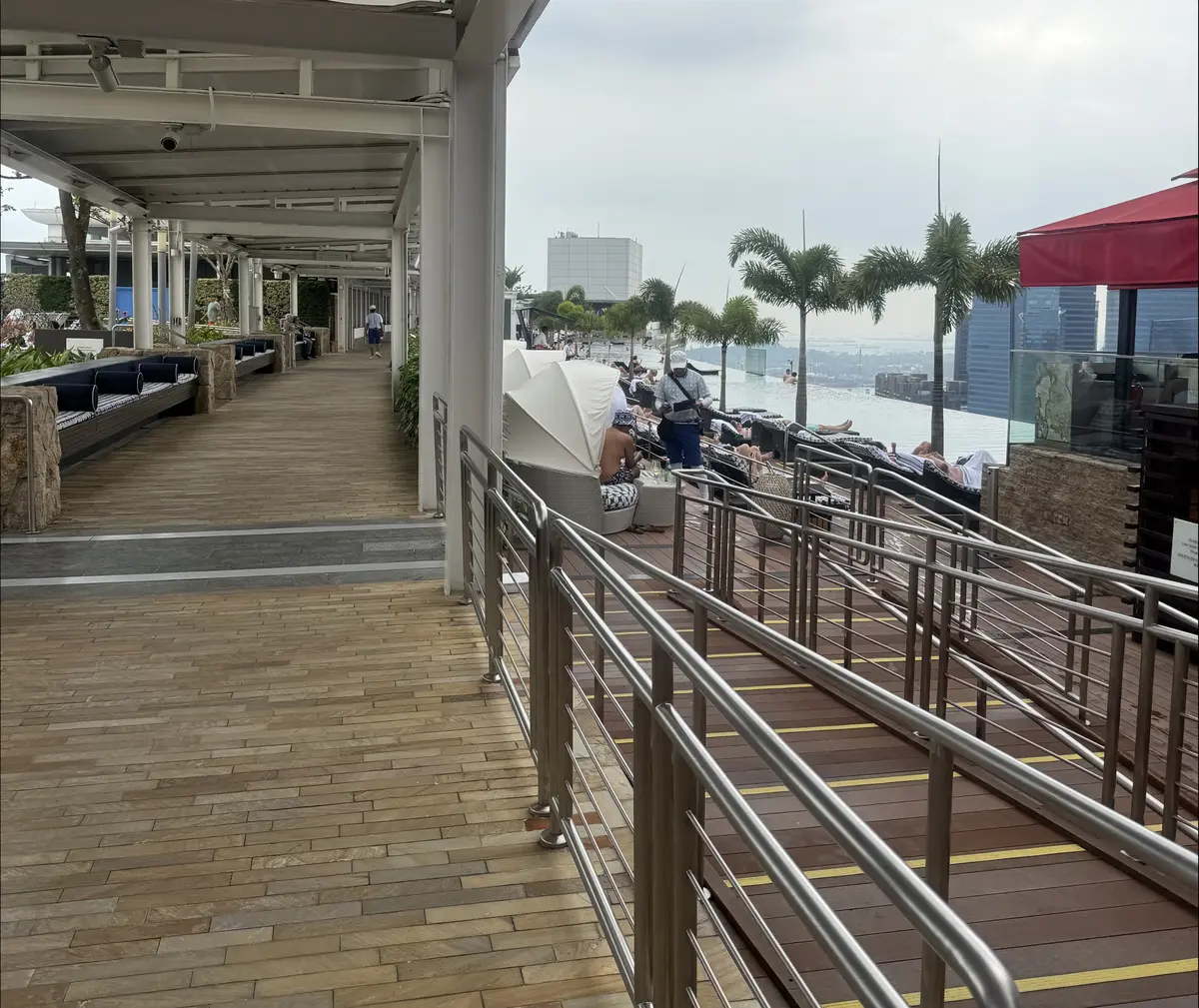 プールは続く通路