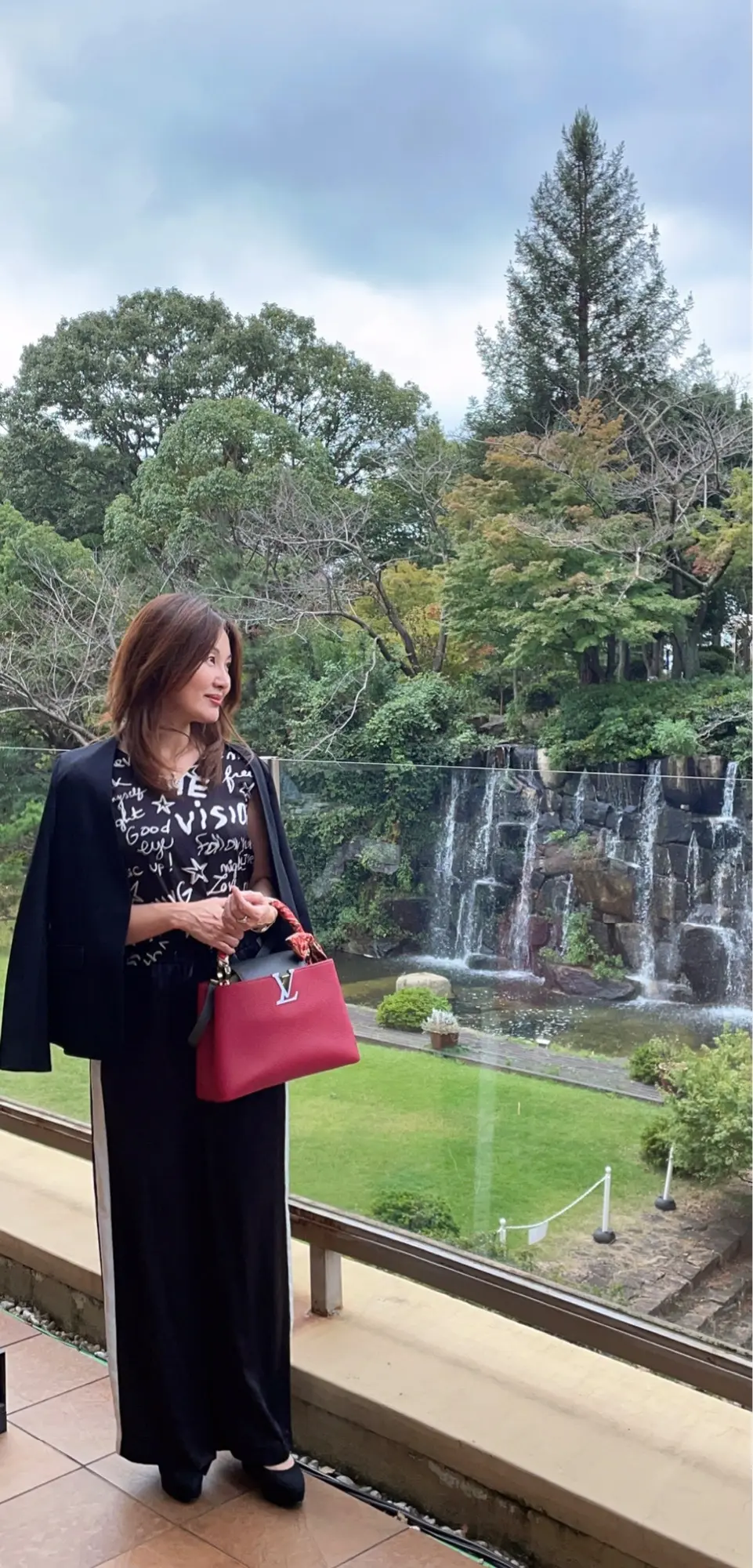 黒ジャケットにイージー艶ラインパンツで岡の画像_4