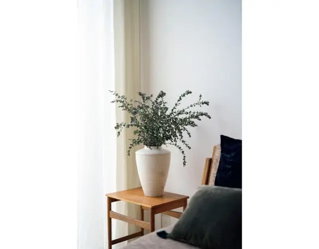 「花はほぼ毎日欠かしません。島田が20年以上前から集めていたというアールデコの花器がたくさんあるので、近所の花屋でその日の気分で買って花を生けています」。