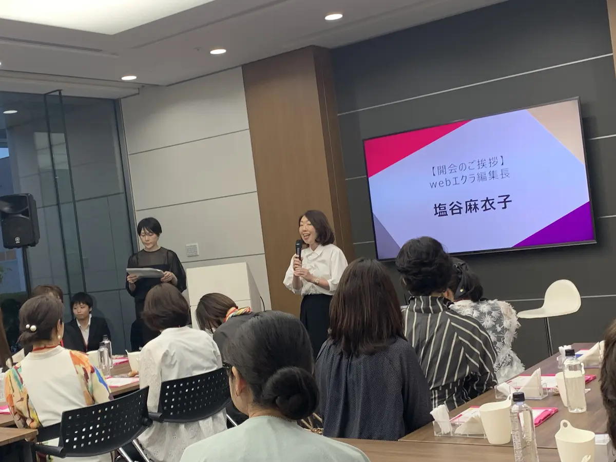 化粧品イベントであいさつをする女性