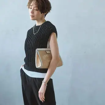 真夏日の黒コーデは白インナーのレイヤードで涼感をプラス！