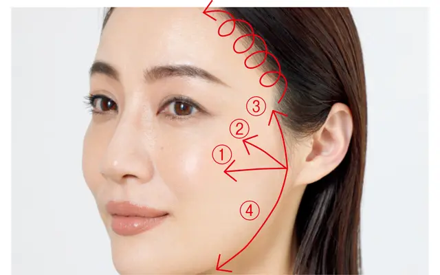 チークで顔に立体感をプラス