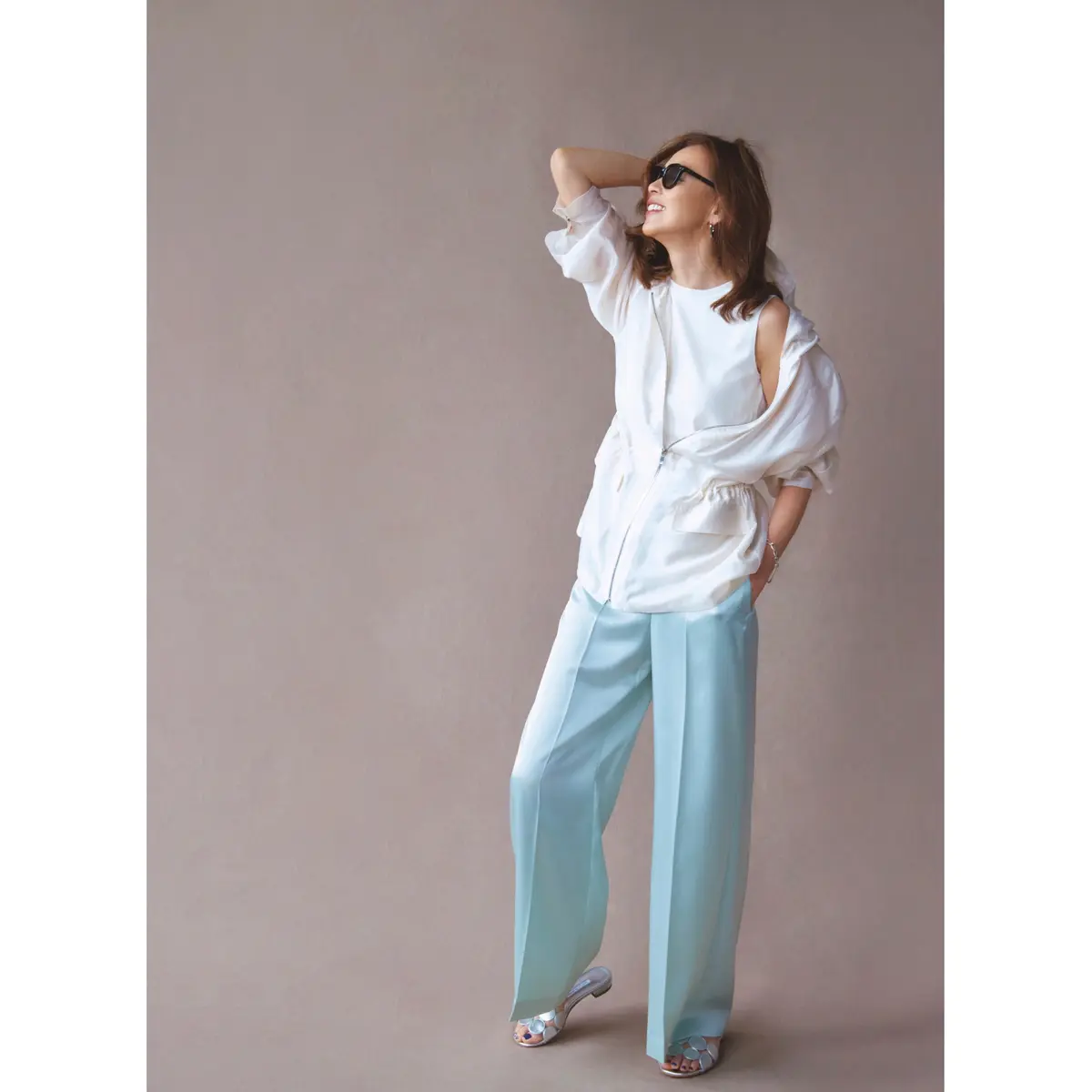 白ノースリーブトップスに白ブルゾンをはおり、ライトブルーパンツを合わせたコーディネート　モデル・SHIHO