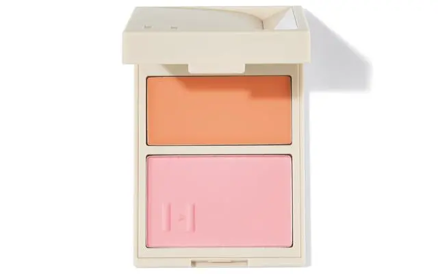 3.オレンジのクリームにピンクのパウダーを重ねると暗い肌にもきちんと発色し、白浮きしない。トゥルーディメンションレイヤリングチーク L002 ￥3,410／hince