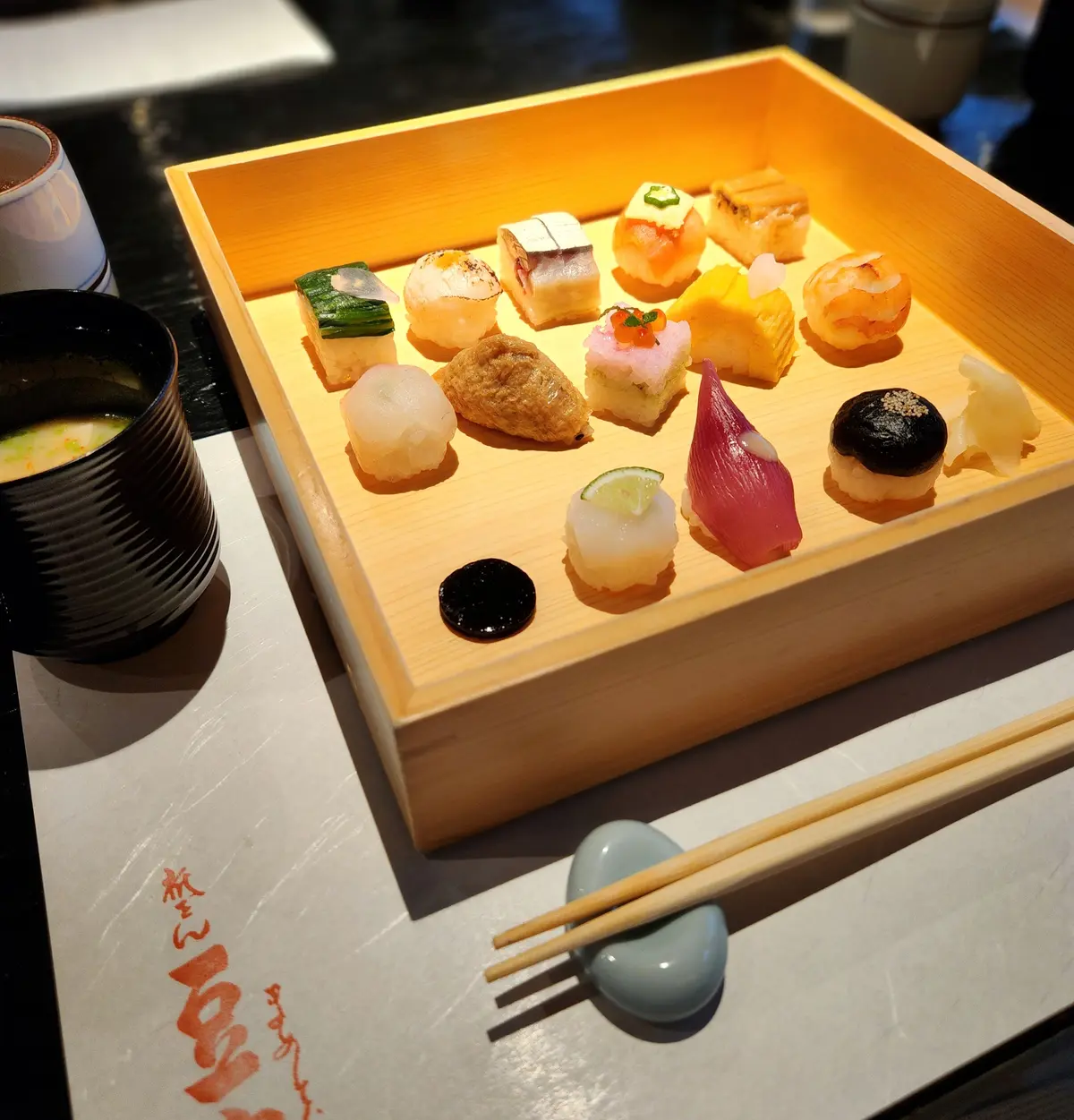 祇園 豆寅さんの美しい手まり寿司。