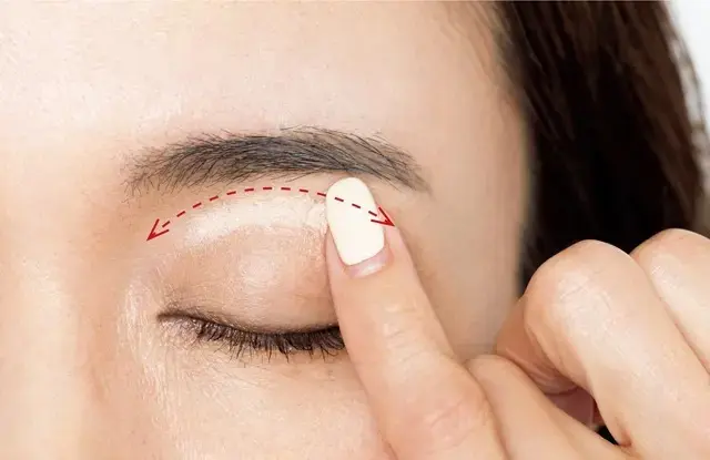 《3》小指でワイパー状にのばし下方向に広げていく