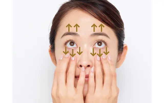 下まぶたを引っぱり目線を上へ