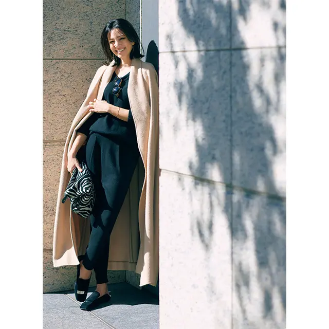 ニットアップには 黒を効かせた柄小物を