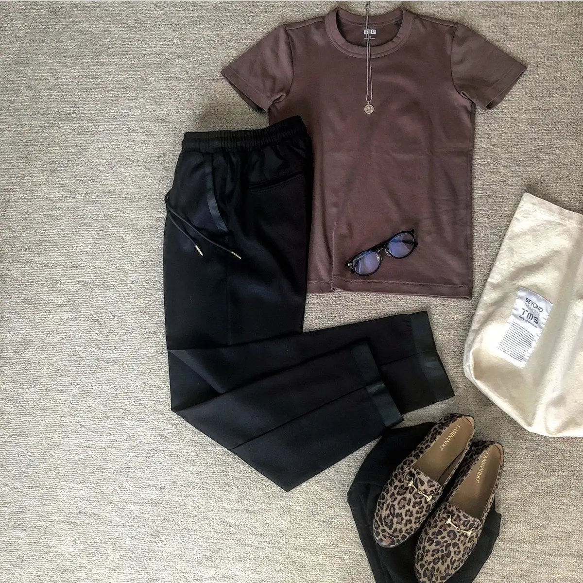 レオパードのローファーと