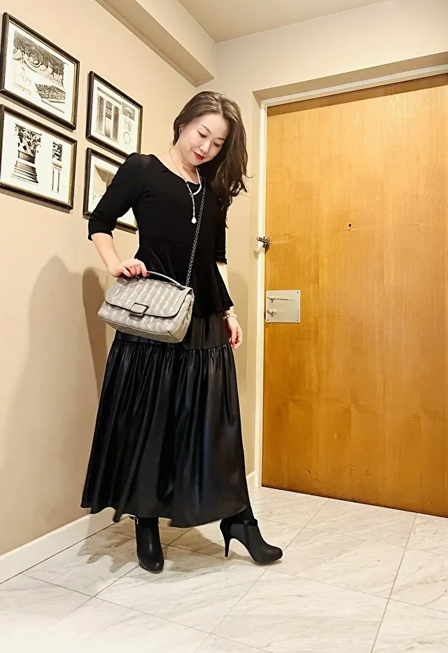 全身黒なのでバックだけグレーに