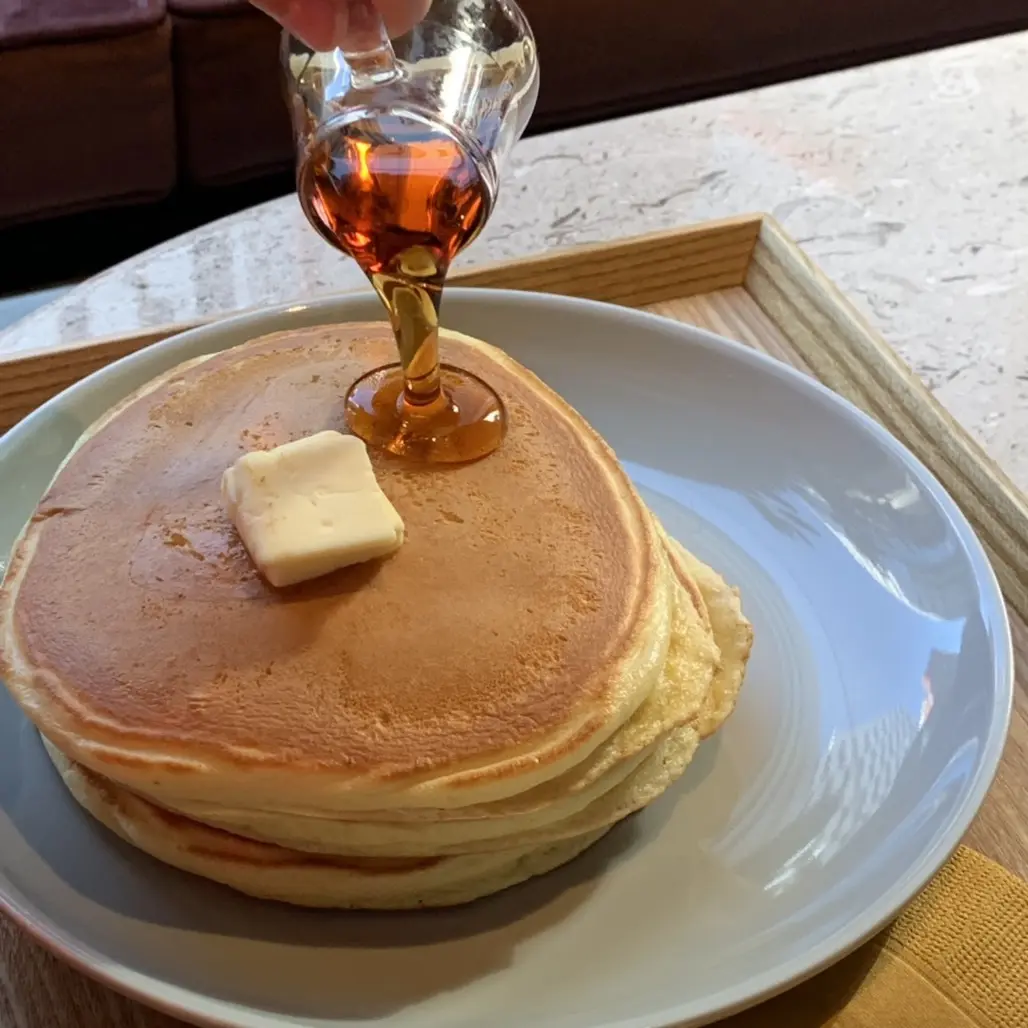 コーディネートの差し色は柄スカートの画像_3