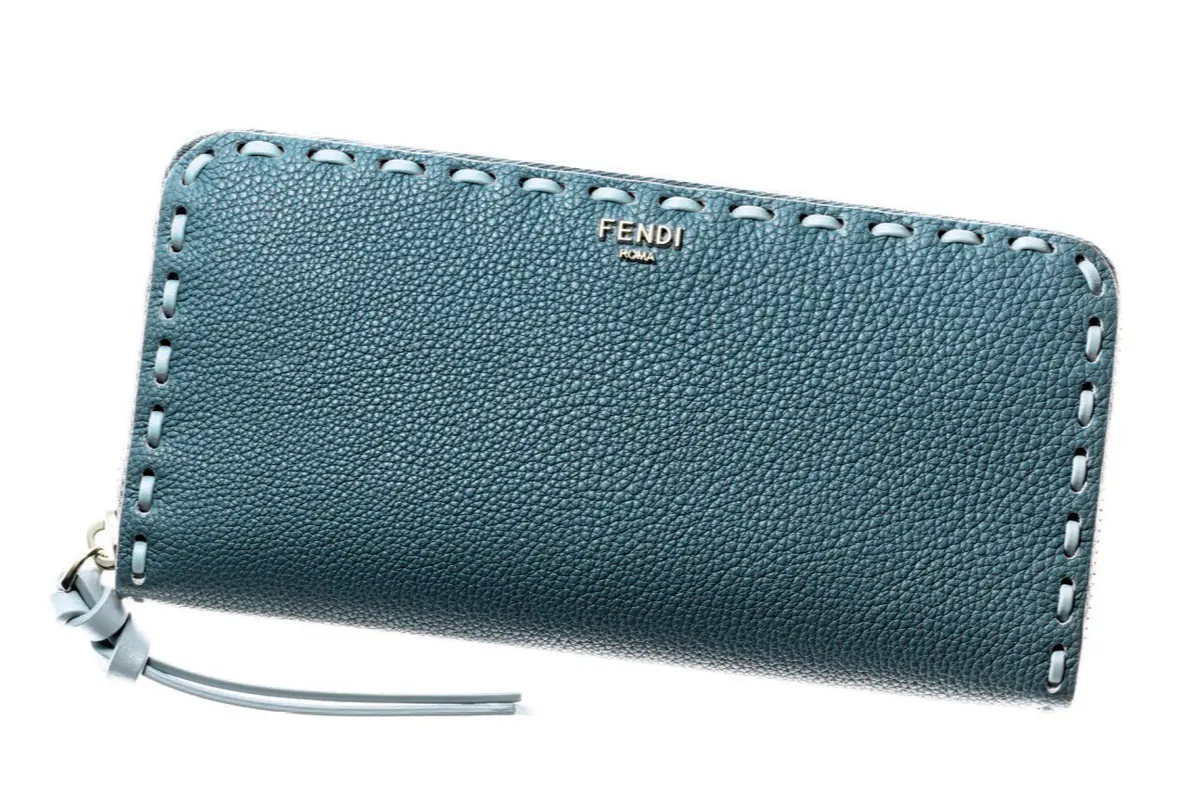 安心感のあるジ ップアラウンドタイプ。ブルーのカーフレザーに手作業でステ ッチを施した、メゾンの美学と匠の技が宿る逸品。札入れ2、 小銭入れ1、カード挿し6、ポケット2。ロングウォレット（8.5 ×20×2）￥145,200／フェンディ ジャパン（フェンディ）