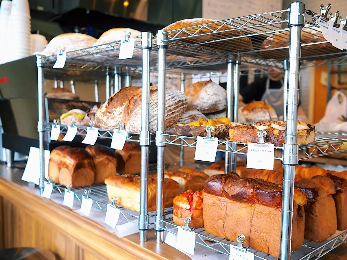 パンは塊りで販売。