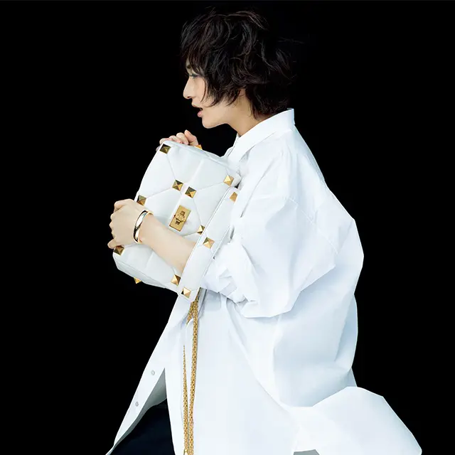 富岡佳子が持つVALENTINO GARAVANI『ローマン スタッズ』