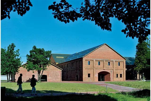 設計は注目株の建 築家・田根剛。残せ るものは可能なかぎ り残す「記憶の継承」 をコンセプトとし、 もとの建物を生かし ながら修復。