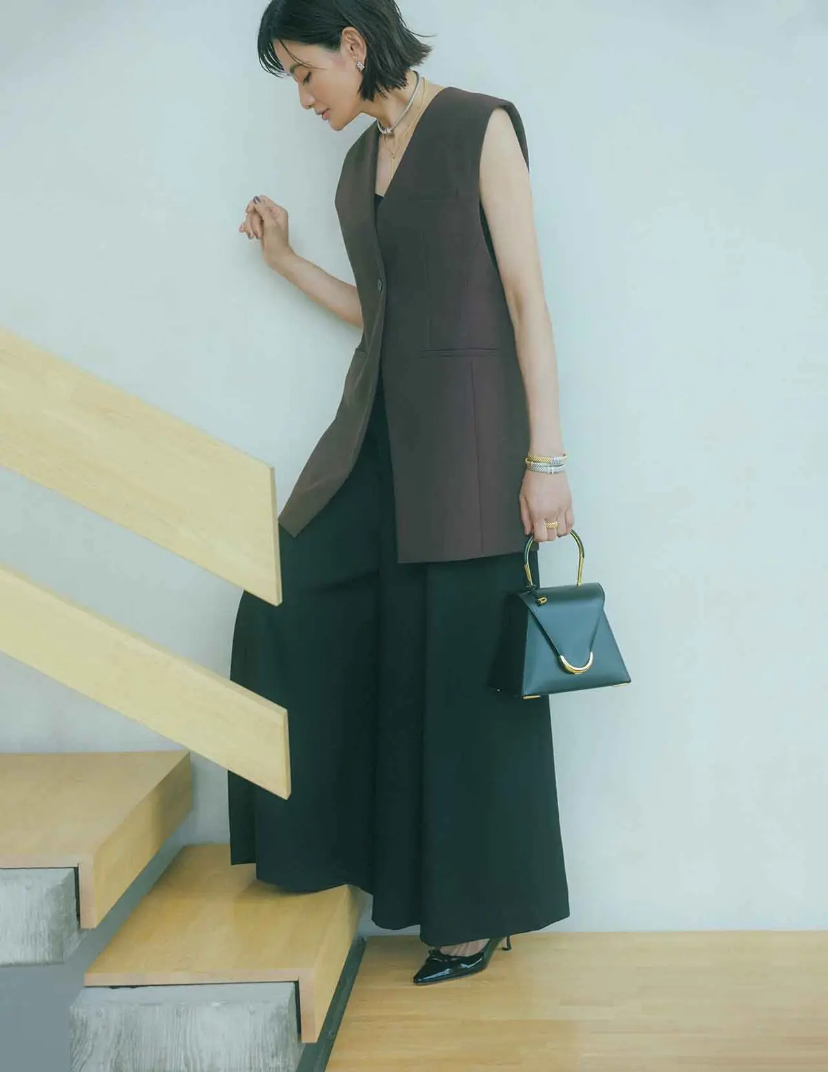 涼感とエレガンスの美しき融合。 ブラウンのジレで、 今欲しい印象を思いのままに