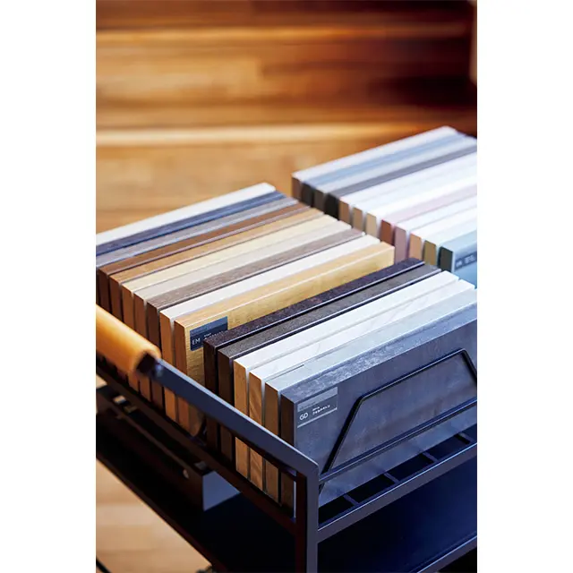 打ち合わせコーナーには素 材のサンプルがワゴンに