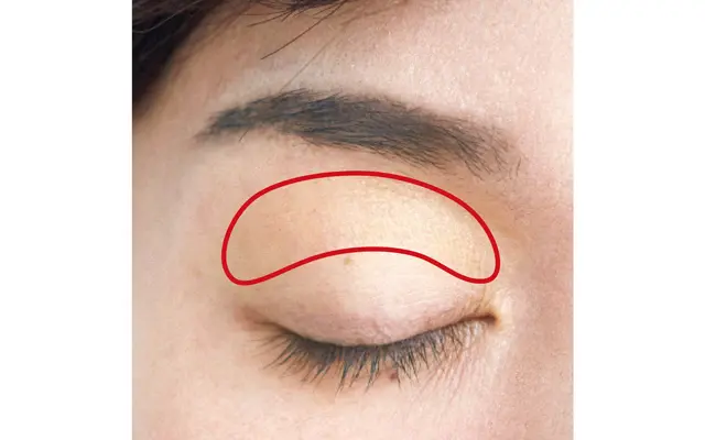 アイホールの上側、まぶたのへこんだ部分だけにイエローのシャドウを。指でラフにつけてもOK。