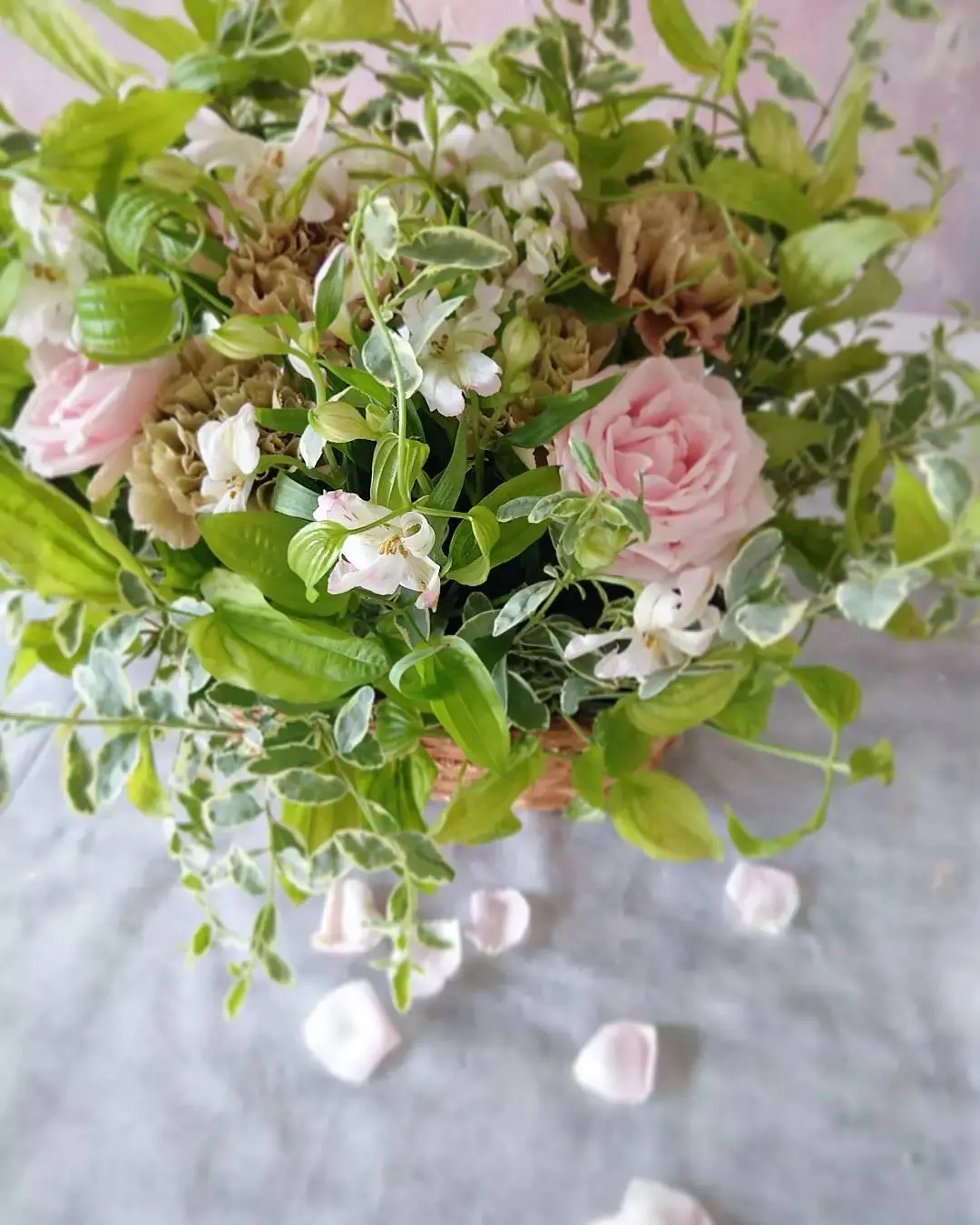 夏の終わりに作ったシャンペトルアレンジメント。グリーンをふんだんに使うフランスで人気のあるデザインのひとつ