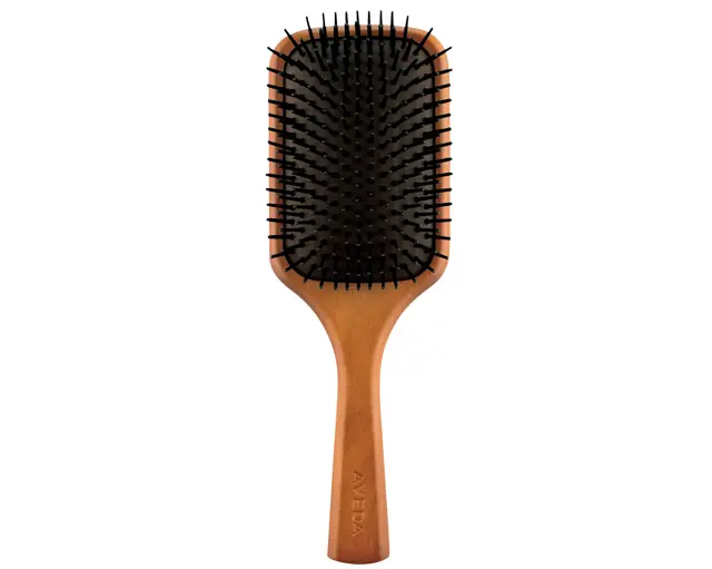 パドルブラシ￥5,060／アヴェダ