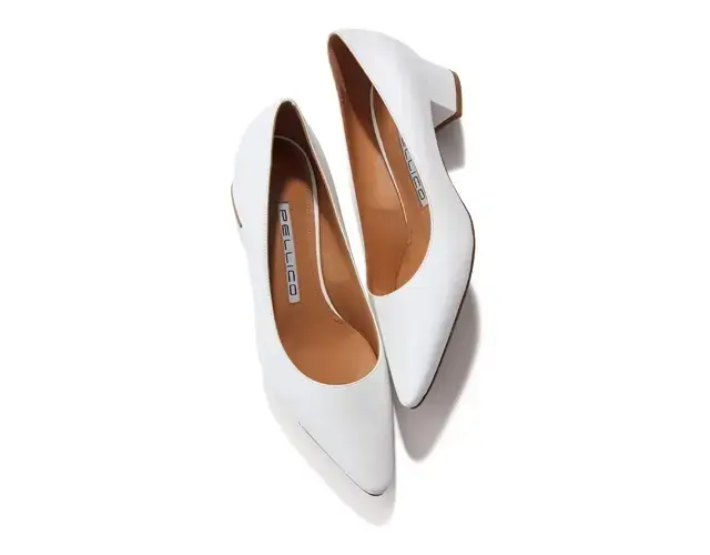 太めのヒールで安定感あり。 ￥64,900／アマン（ペリーコ）