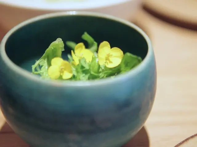 フレンチ　アミューズブーシュ　エディブルフラワー