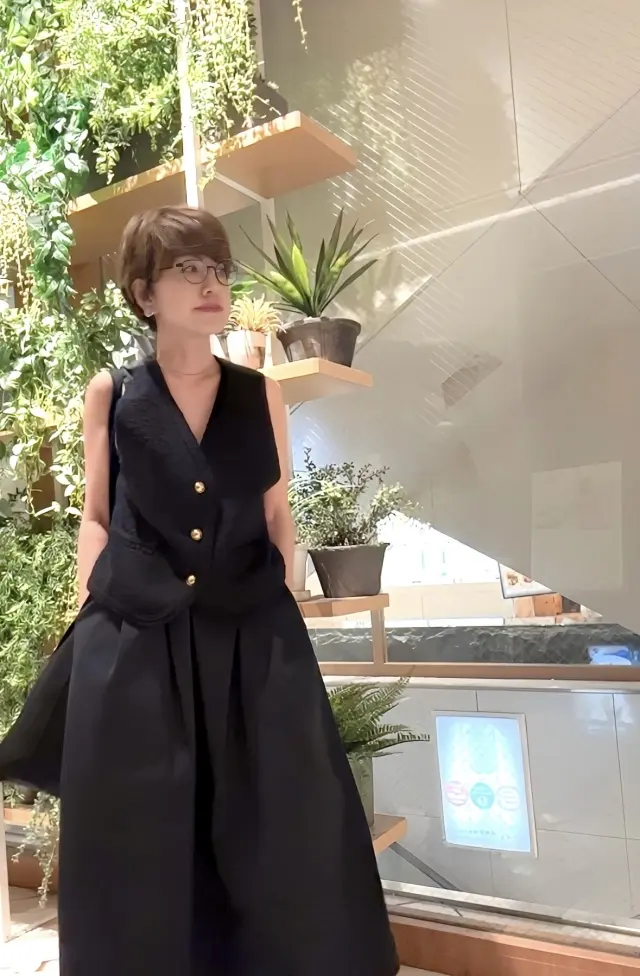 夏の夜涼しくなって、秋物のブラックのニッの画像_1