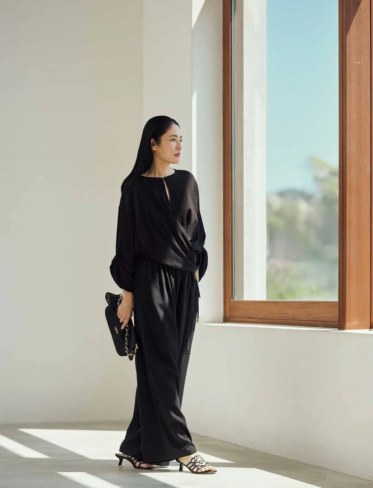 時に強すぎてしまう黒を ドレープでまろやかに