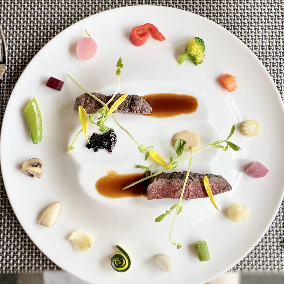 エゾシカのグリル　北海道野菜と共に