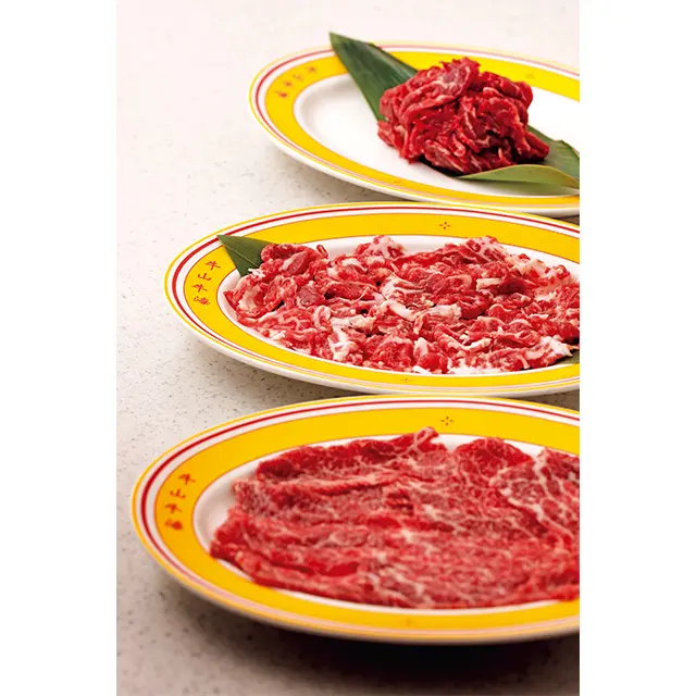 牛肉は1皿NTD320 〜。スー プ人数分（1人NTD350）と一緒にオーダーを