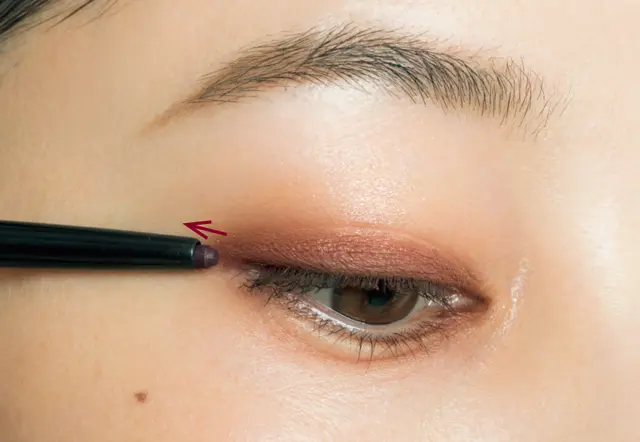 ソフトに引き締めるアイライナーメイク2