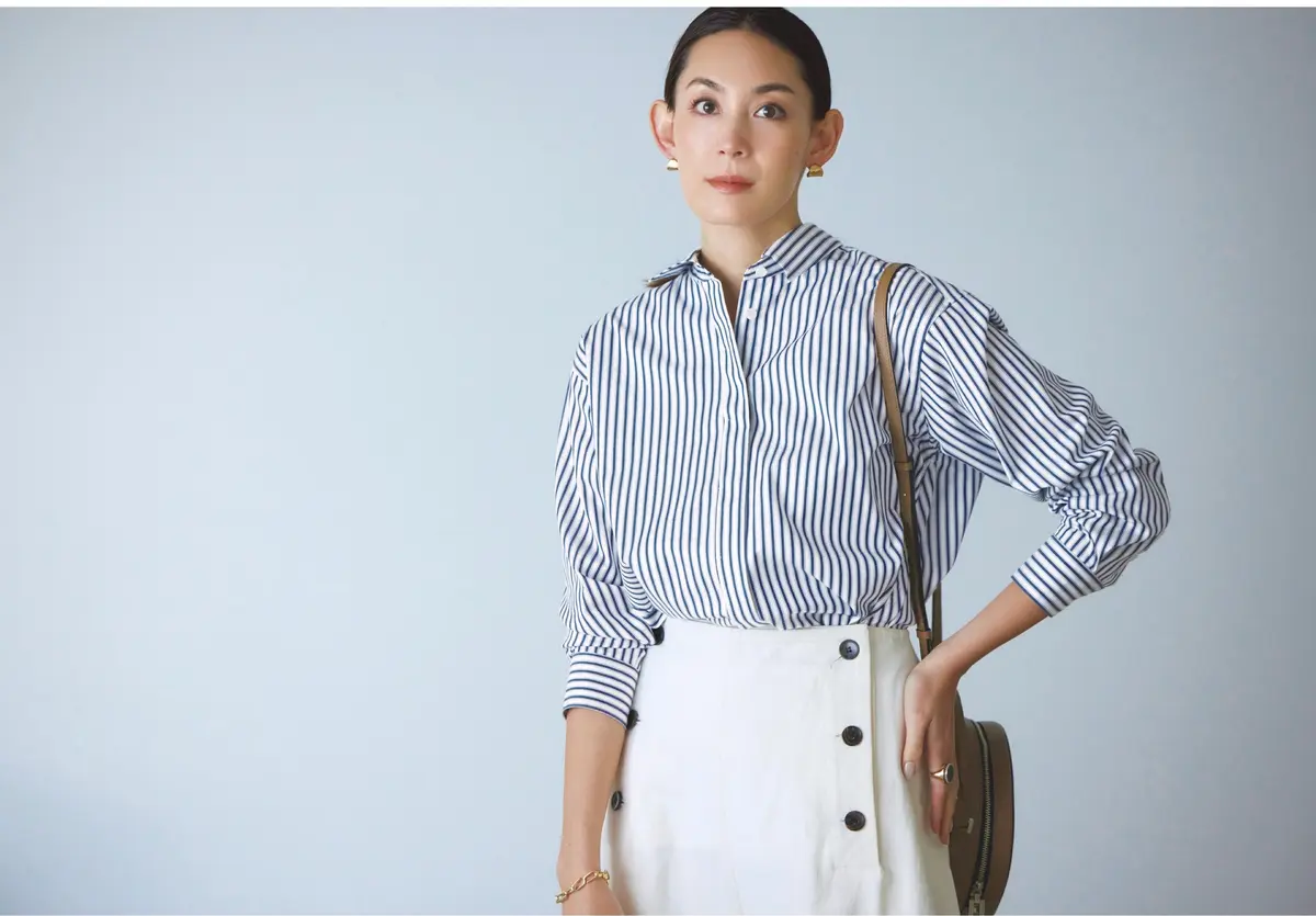 ネイビー×白のストライプシャツに白のマリンスカートを合わせたコーディネート　モデル・LIZA