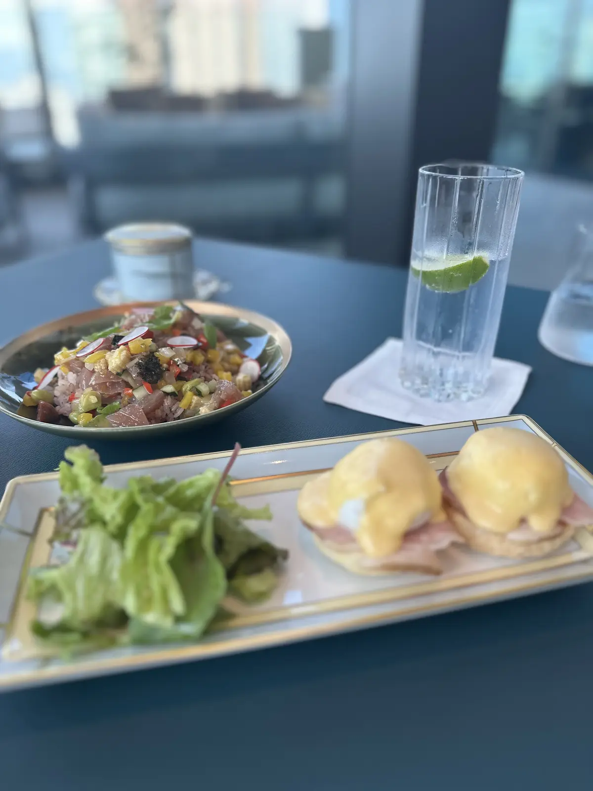 ブラウンプリーツスカートコーデでホテルラの画像_2