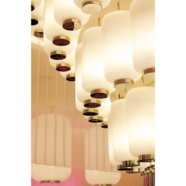 提灯モチーフのライト。ローカルの表現に洒落が効いていて、 大人の遊び心を刺激される