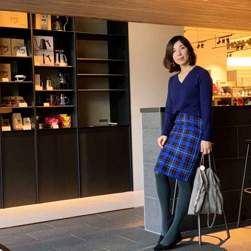 コーディネートの差し色は柄スカートの画像_1