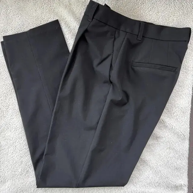 GU 細身テーパードパンツ