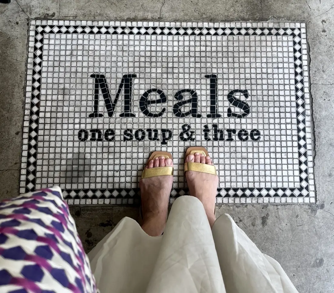 店前のタイル　ミールズ