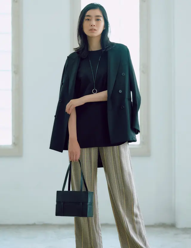 ジャケットをさっと肩がけするだけでパンツスタイルに奥行きが生まれる！