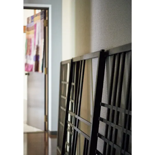 モンドリアンの絵を桟で表現した窓枠