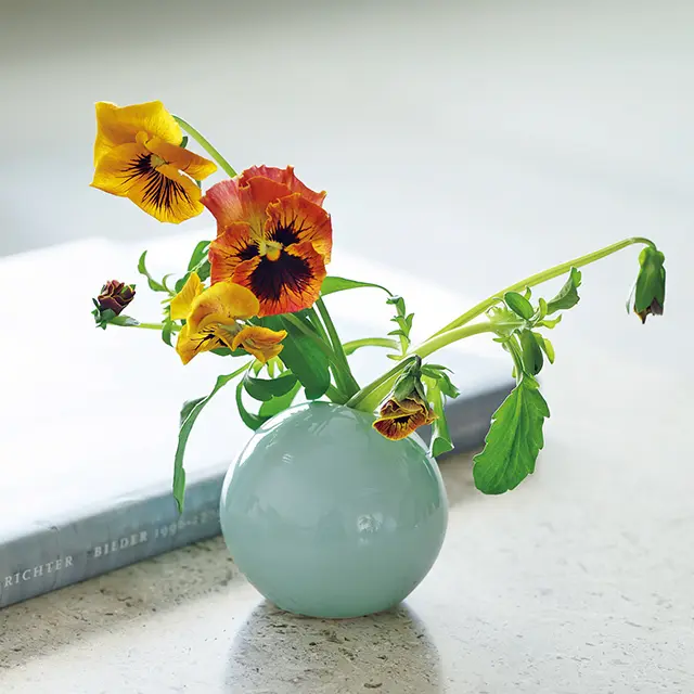 楚々としたパンジーはつぼみと。やや背高に 切り、小ぶりな花器へ。