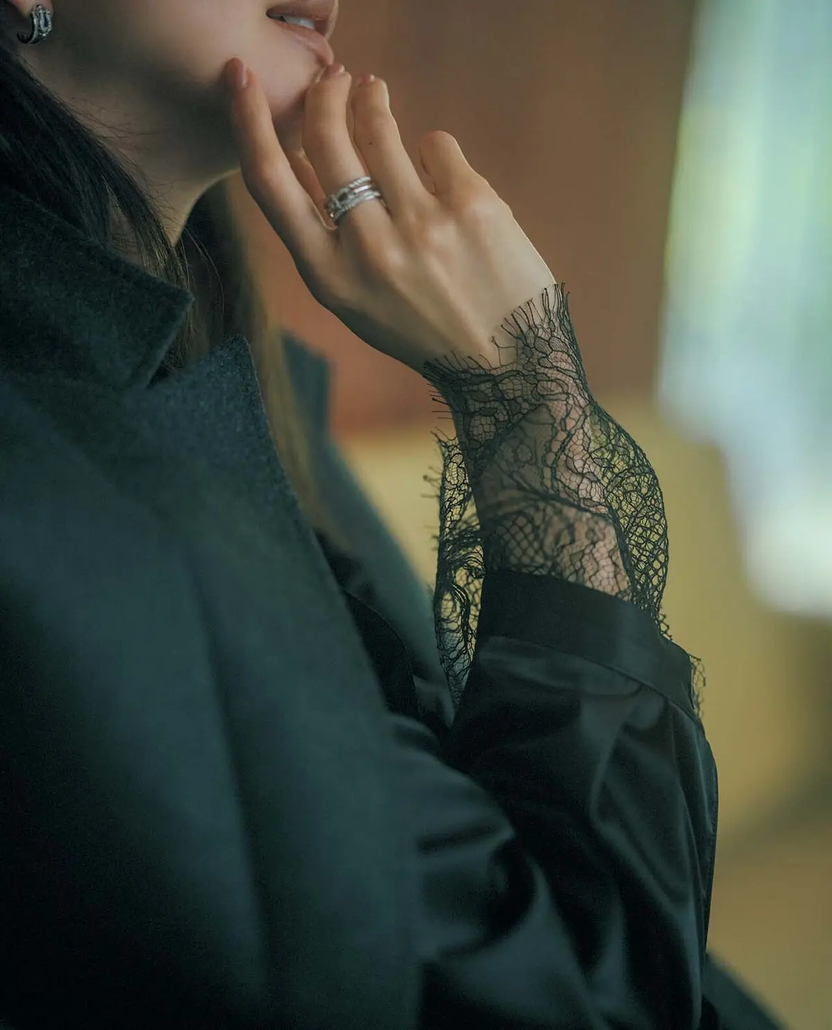 一枚でも、アウターの下にしのばせても。 センシュアリティが香りたつ 繊細なディテールを味方に