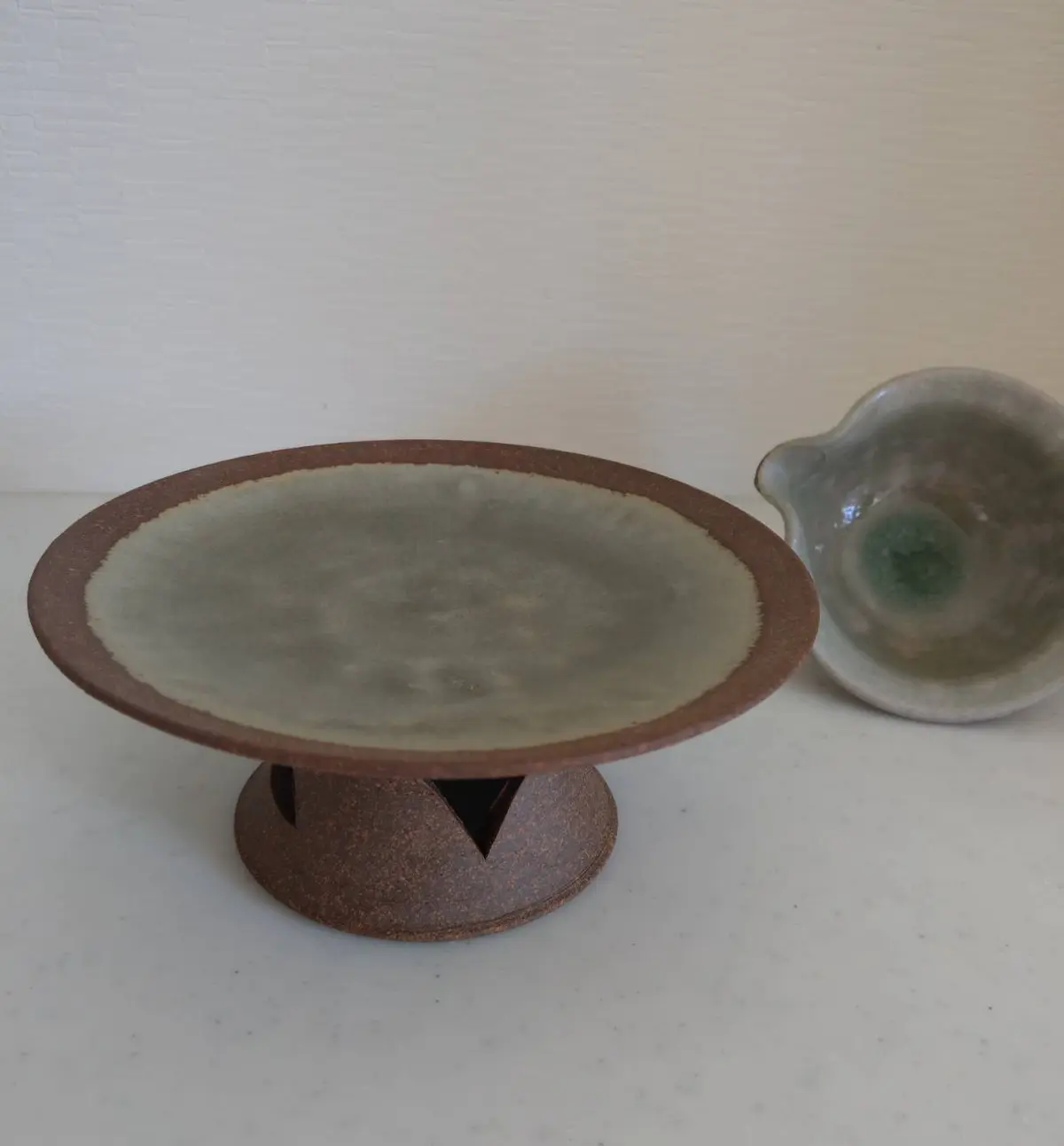 こちらも同じ窯元から。大学生の頃は高台付きの器に惹かれ、陶器、磁器、ガラスなど何でも脚付きの物ばかり集めていました