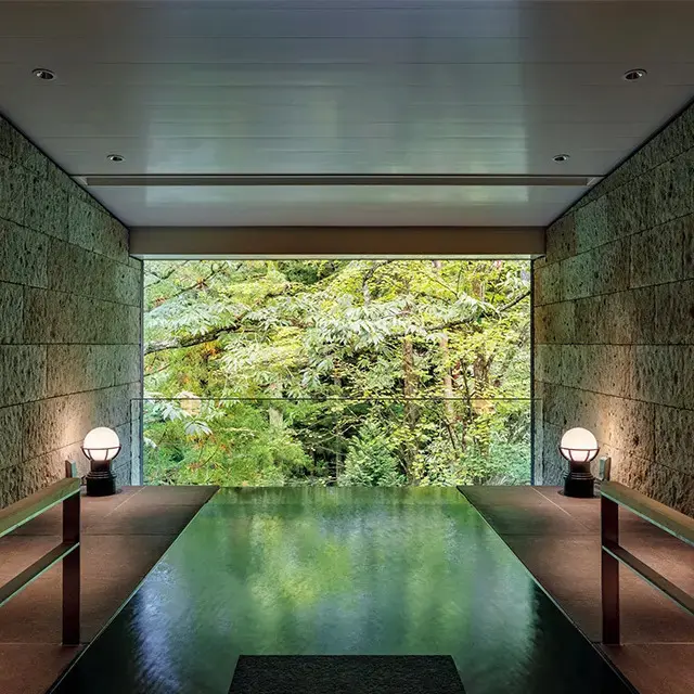 「ふふラグジュアリープレミアムスイート」の半露天風呂は驚きの広さ。自家源泉のお湯は、肌当たりがよく心地いい。