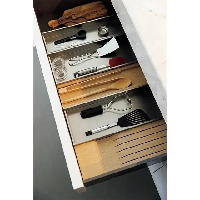 引き出しの中は、オリジナルのステンレス製トレイや木製の包丁ホルダーなどを駆使して美しく、使いやすく収納