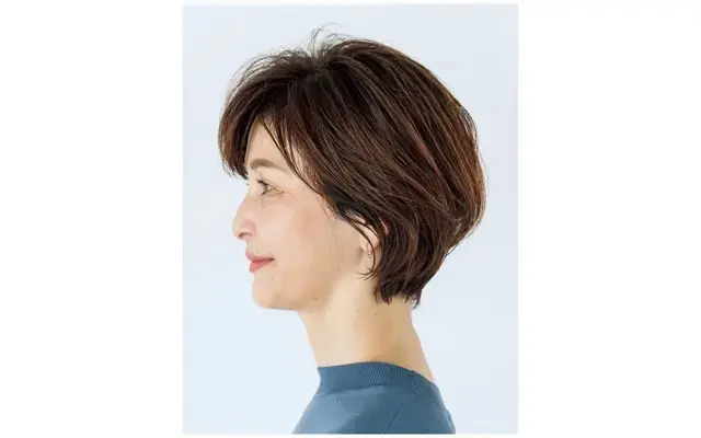 【50代髪型・ヘアスタイル】華やかな毛流れが素敵な“こなれショート”