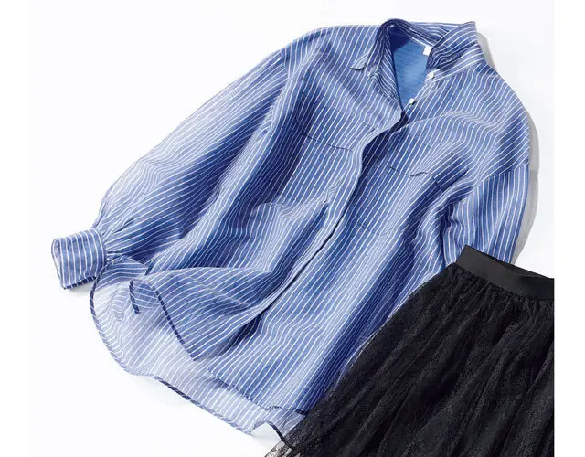本来ハンサムでシャープなストライプシャツを、ふんわりと軽い透け素材に置き換え。