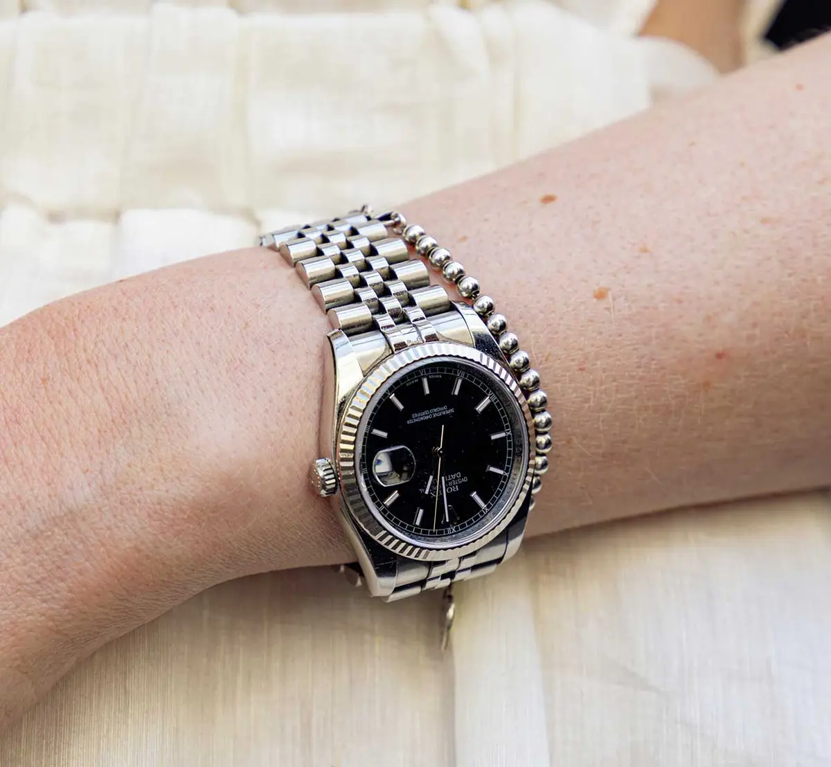 ジュリー（広報 PR ／パリ）フェミニンなドレススタイルにロレックスのデイトジャストが見事にマッチ