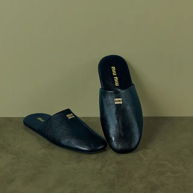 ミュウミュウのレザースリッパ